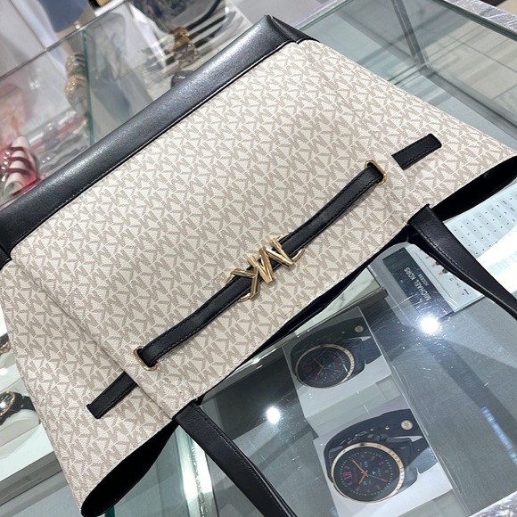 MICHAEL KORS
Reed Large Logo Shoulder Tote Bag
Vanilla/Black
Style# 35S3G6RT3B - Picture 7 of 16